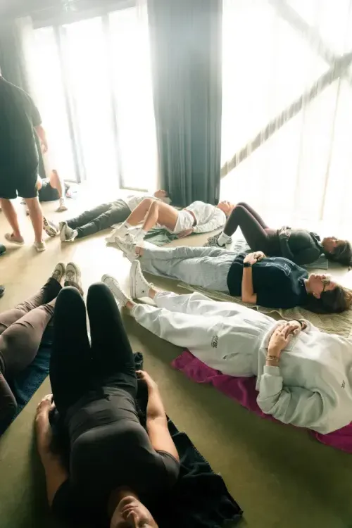 Groupe allongé au sol pendant un atelier.