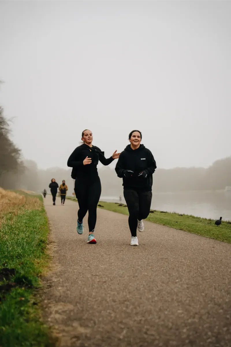 Deux coureuses au bord de l'eau.
